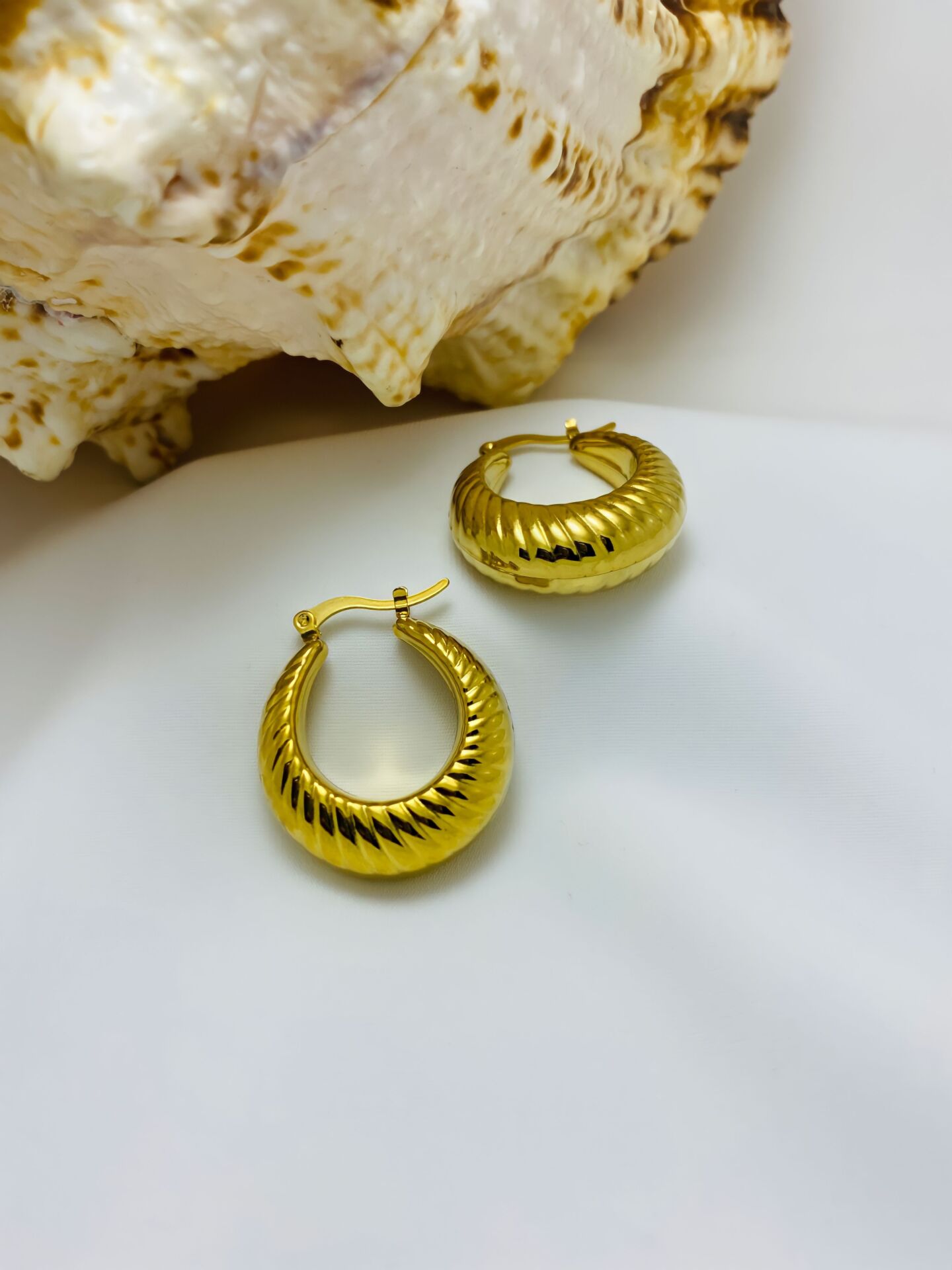 ÇELİK BOMBELİ HALKA KÜPE